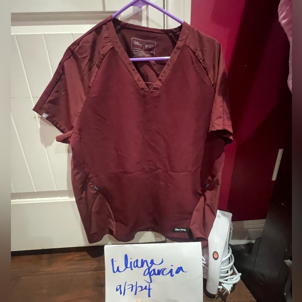 ❌SOLD❌Figs x Disney collab size XL burgundy scrub top❌❌